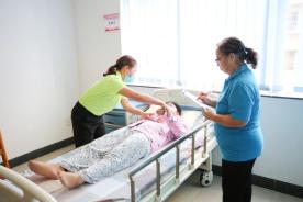 南粤家政 羊城竞技大赛精彩开赛 金牌月嫂现场教你母婴护理知识